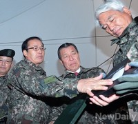 [포토] 신형 방탄복 살피는 황진하-백군기