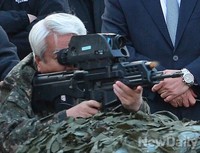 [포토] K11 복합형소총 시험사격하는 백군기 의원