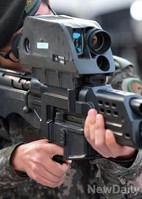 [포토] k11복합형소총 만져보는 군인