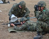 [포토] AK소총으로 방탄복 시험사격하는 군