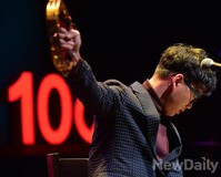 [영상] 19금 판정받은 10cm 쓰담쓰담, 가사가 야해??