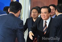 [포토] 공투본 관계자들과 인사 나누는 문희상 비대위원장