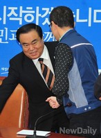 [포토] 인사 나누는 문희상 비대위장과 공투본