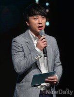 [포토] 니콜 컴백쇼케이스 사회 맡은 개그맨 황제성