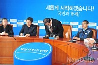 [포토] 인사하는 문희상 새정치연합 비대위원장