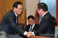 [포토]인사 나누는 정의화 국회의장과 김재원 의원