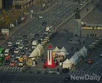 [포토] 세월호 불법천막 사이에 등장한 2014년 사랑의온도탑