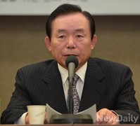 [포토] 북한인권결의안 통과 격려하는 이인제 의원