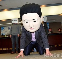 [포토] 무릎 꿇은 김정은