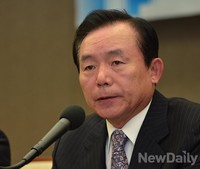 [포토] 북한인권 결의안 환영 기자회견에 참석한 이인제의원