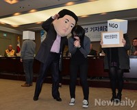 [포토] 북한인권 결의안 환영 기자회견장에 등장한 김정은