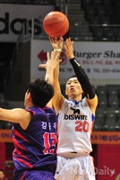 [포토] 슛 날리는 인천 전자랜드 정영삼 선수