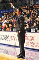 [포토] 작전지시 하는 전자랜드 유도훈 감독