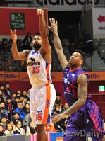 [포토] 슛 날리는 전자랜드 포웰