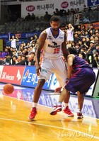 [포토] 눈뜨고 스틸 당한 전자랜드 포웰