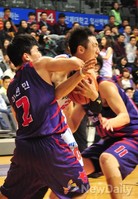 [포토] 몸으로 막는 오리온스, 몸으로 뚫는 전자랜드