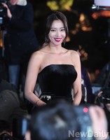 [대종상영화제] 오윤아 '시원한 탑 드레스와 미소'