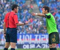 [K리그] 항의하는 전북현대 김남일