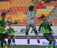 [K리그] 수원vs전북, 볼 잡는 권순태