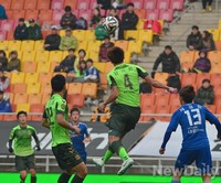 [K리그] 볼 거둬내는 전북현대 김기희