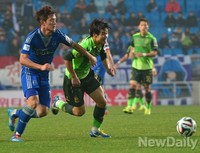 [K리그] 몸싸움하는 수원삼성-전북현대