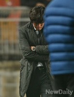 [K리그] 고개숙인 서정원 감독