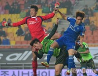 [K리그] 수원vs전북, 치열한 공중볼 다툼