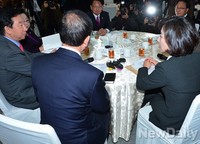 [포토] 대화나누는 새누리당 서울시당-서울시