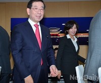 [포토] 간담회에 입장하는 박원순시장-나경원의원