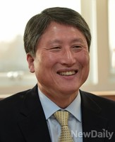 [포토] 인터뷰하는 김용복 배재고 교장