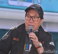 [포토] 예쁜 엽서전, 시상자로 나선 조영남