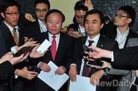 [포토] 취재진의 질문에 답하는 김재원-안규백