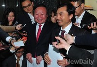 [포토] 질문에 답하는 김재원-안규백