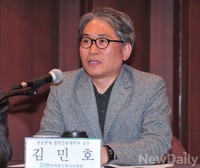 [포토] '무상복지, 출구전략은' 토론회 사회맡은 김민호 교수