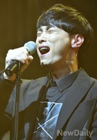 [포토] 8년만에 돌아온 버즈, 열창하는 민경훈