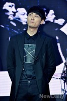 [포토] 8년만에 쇼케이스 쑥스러운 버즈 민경훈