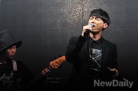 [포토] 폭발정 가창력 선보이는 버즈 민경훈