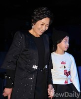 [포토] 손잡고 입장하는 배우 김회자-이레