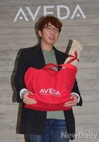 [포토] 화장품 가득 안고 등장한 정범균