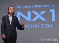 [포토] 삼성카메라 NX1 소개하는 한명섭 부사장