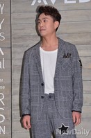 [포토] 오정세, 바지와 어깨 별이 포인트