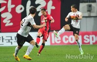 [포토] 롱패스 하는 FC서울 차두리 선수