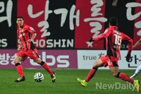 [포토] 패스하는 서울FC 차두리 선수