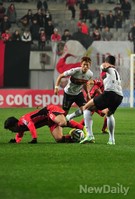 [포토] 몸 싸움 하는 FC서울과 포항스틸러스