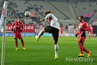 [포토] 위험지역에서 공 걷어 내는 포항 김광석 선수