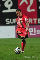 [포토] 패스하는 FC 서울 차두리