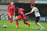 [포토] 포항 수비 따돌리는 FC 서울 에스쿠데로