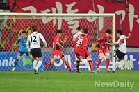 [포토] 회심의 슛 날리는 포항 스틸러스