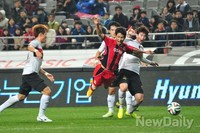 [포토] 반칙으로 공중에 뜬 FC 서울