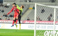 [포토] 포항 골키퍼와 충돌하는 FC 서울 오스마르